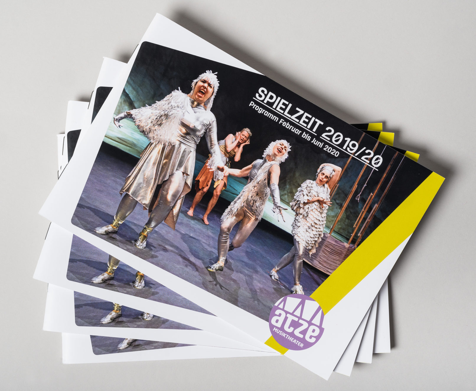 Spielzeitbroschüre (56 Seiten)
