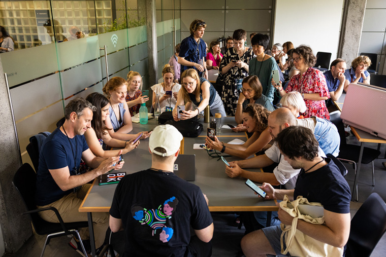 Für gemeinwohlorientierte Digitalisierung bin ich immer zu haben – hier beim Testen einer neuen KI-Anwendung auf der CityLab-Sommerkonferenz 2025. Foto: Florian Reimann